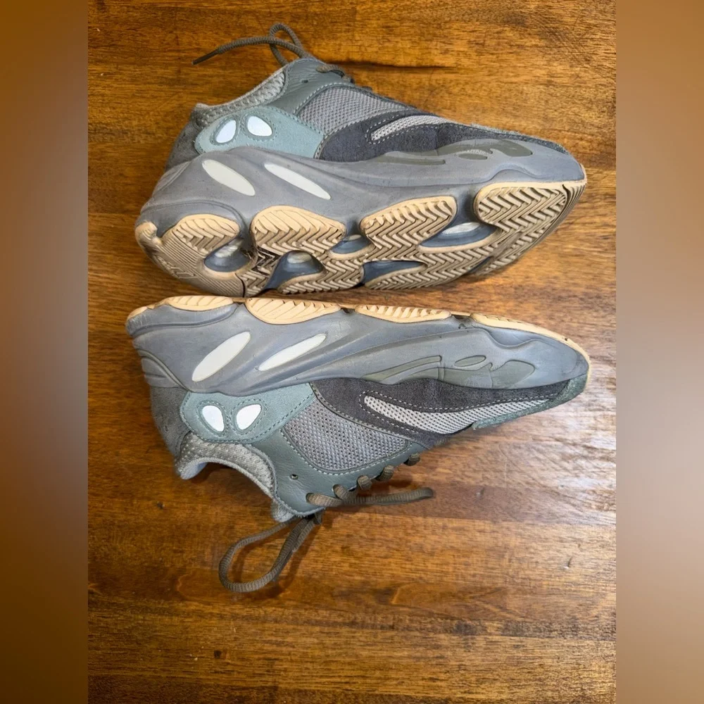 Adidas Yeezy 700